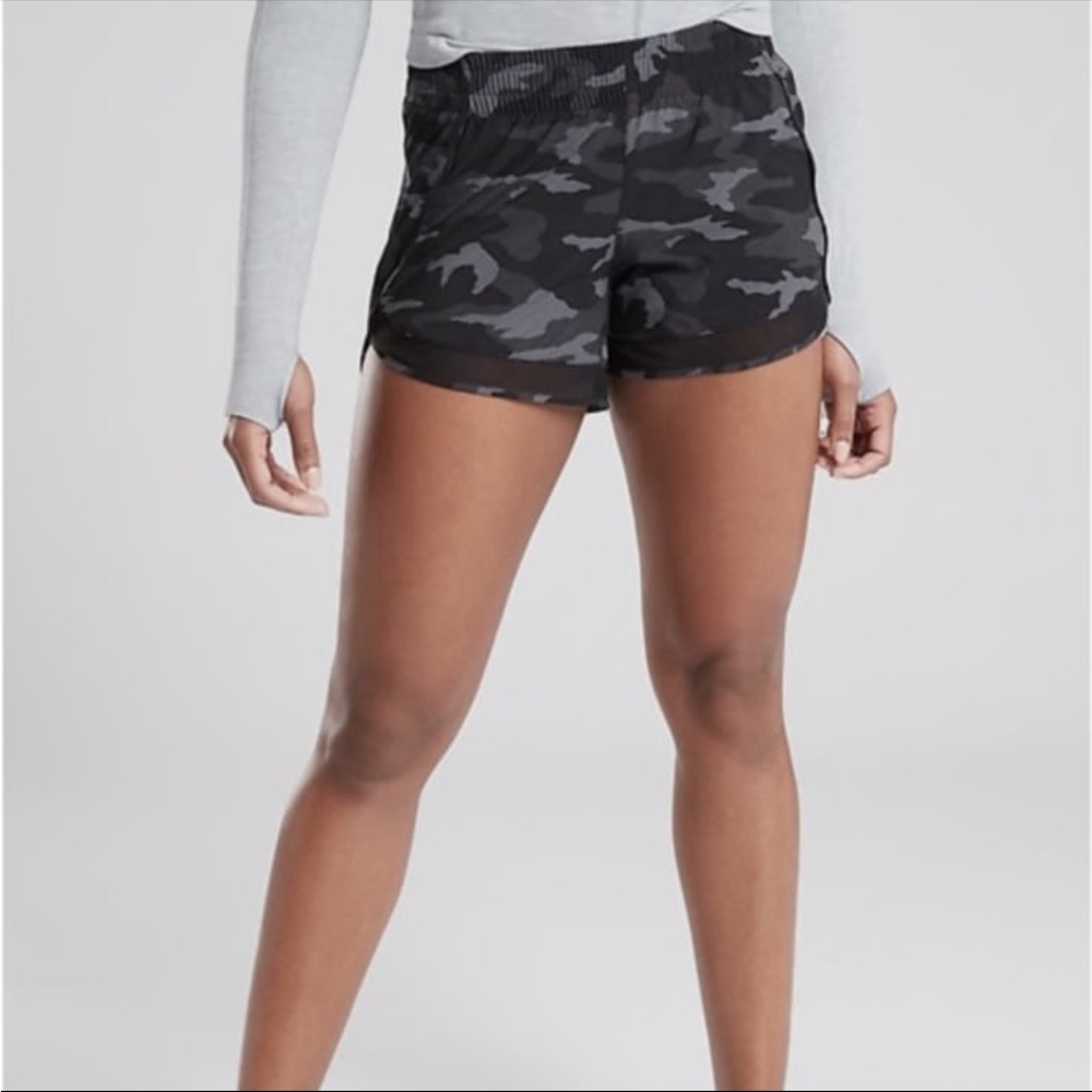 Athleta Printed Mesh Racer Run Short 4" Black Camo Size XS‎